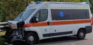Ardea, scontro auto-ambulanza: operatrice sanitaria finisce all’ospedale