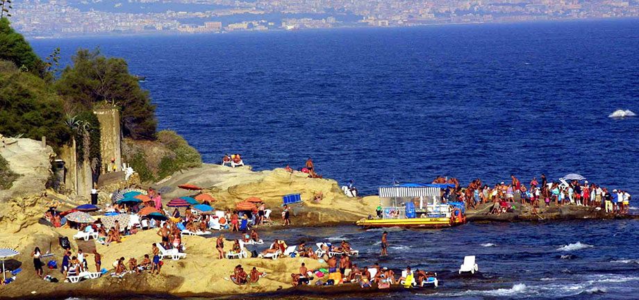 Napoli, bagnino accoltellato per un lettino a Marechiaro: è in fin di vita. Gli aggressori sarebbero due 15enni