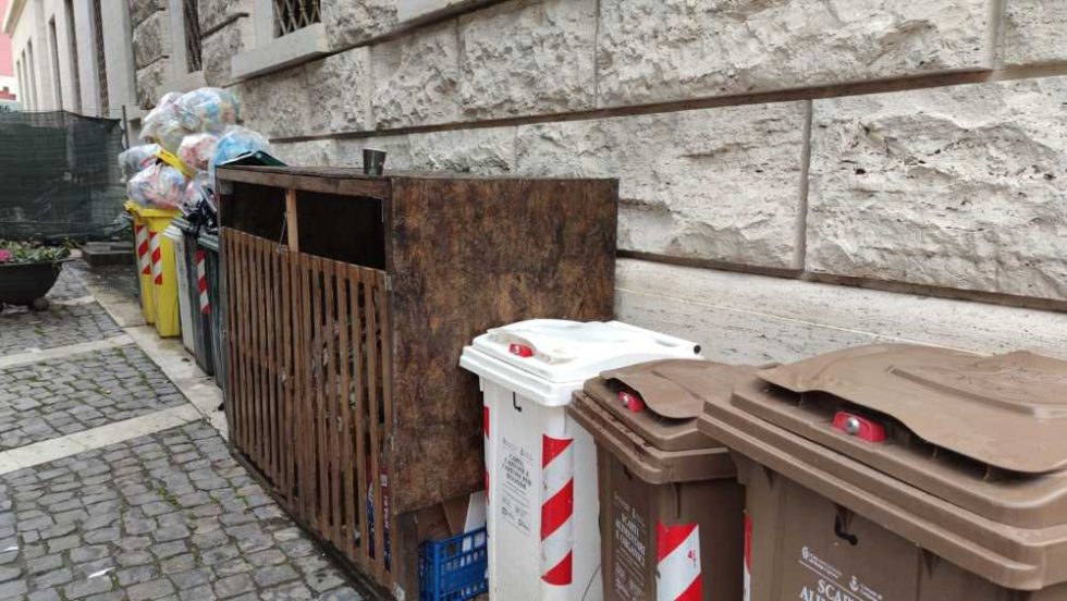 Civitavecchia – Netturbino si lamenta per i troppi pannoloni smaltiti ma lei è affetta da SLA