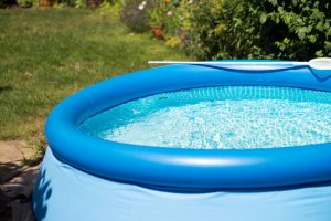 Bambino di 2 anni muore annegato nella piscina montata in giardino: il corpicino senza vita trovato dal papà