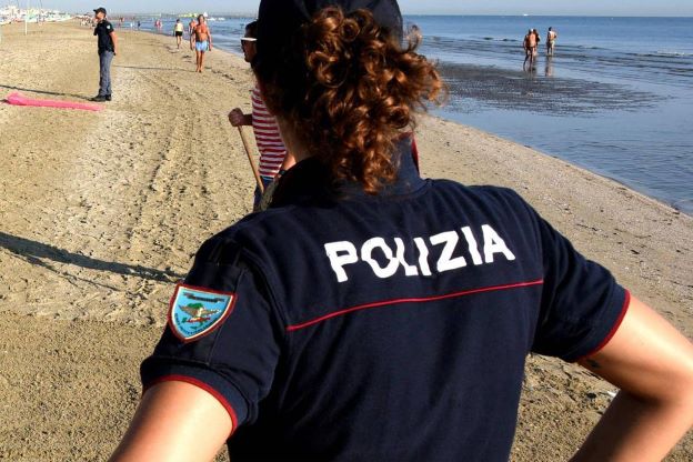 Nettuno, il mare restituisce una bomba a mano del ’71 e i bambini ci giocano a palla