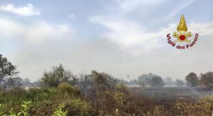 Maxi rogo a Castel Romano, impegnate sette squadre e due elicotteri per spegnere il rogo