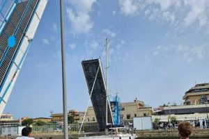 Fiumicino, barca a vela si incastra nella passerella del Porto Canale