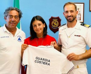 Sabaudia, bagnina 19enne salva cinque persone in un giorno: premiata dalla Guardia Costiera