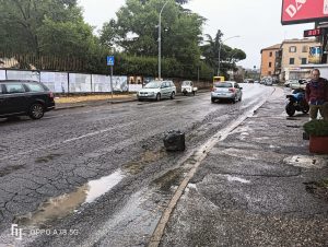 Via Vico Squarano, per evitare l’allagamento dei negozi spuntano i “dissuasori fai da te”
