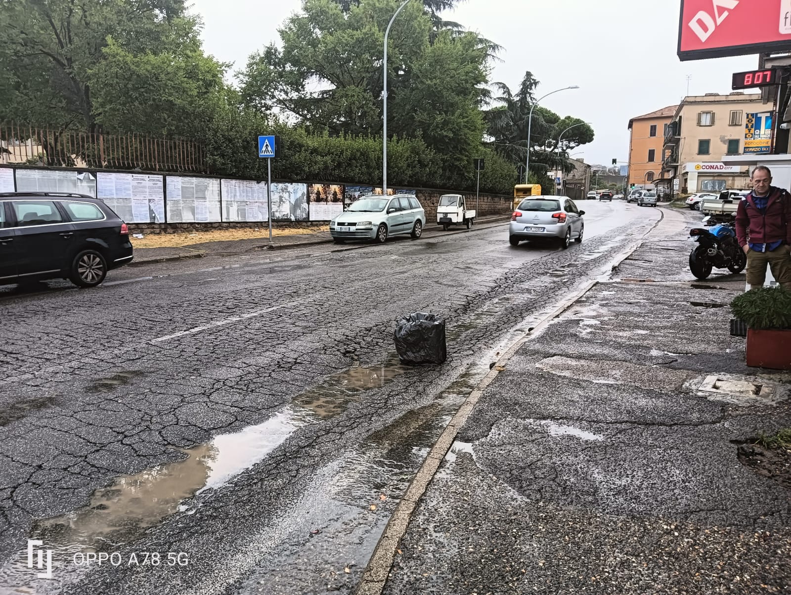 Via Vico Squarano, per evitare l’allagamento dei negozi spuntano i “dissuasori fai da te”