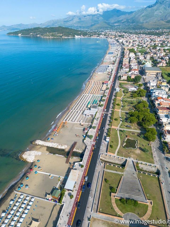 Minturno, dopo lo sversamento fognario le acque tornano pulite: revocato il divieto di balneazione