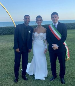 Ladispoli, il sindaco Grando celebra le nozze di Ashley Cole alla Posta Vecchia