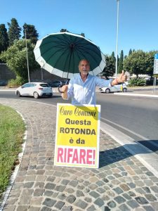 Dopo mesi trascorsi su strada Acquabianca, la nuova protesta di Giovanni Faperdue è alla rotonda in via S.Lazzaro