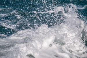 Mare torbido e con la schiuma sulla costa pontina… però il bagno si può fare