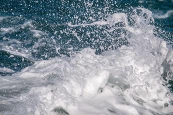 Mare torbido e con la schiuma sulla costa pontina… però il bagno si può fare