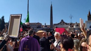 Ai funerali di Michela Murgia la folla canta “Bella ciao”
