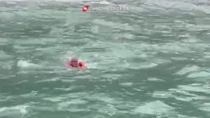 Turista soccorso in mare nel salernitano, le immagini