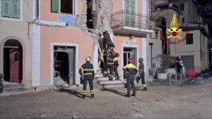 Una palazzina sventrata da un’esplosione nell’Imperiese, le immagini