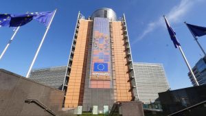 Ue, la bilancia commerciale torna in positivo