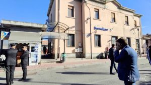 Treno travolge operai nel torinese, 5 morti