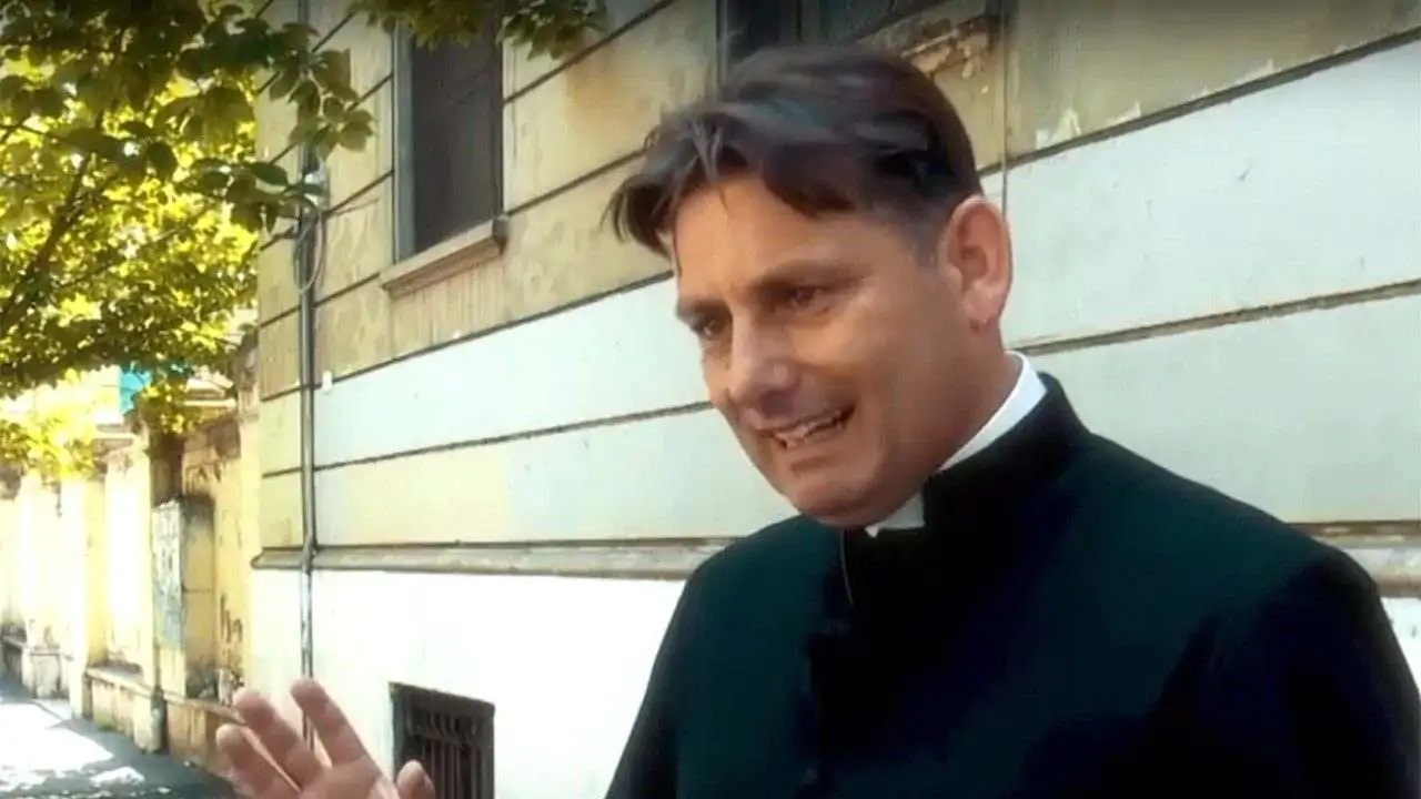 Roma: aggredito don Coluccia durante corteo Quarticciolo