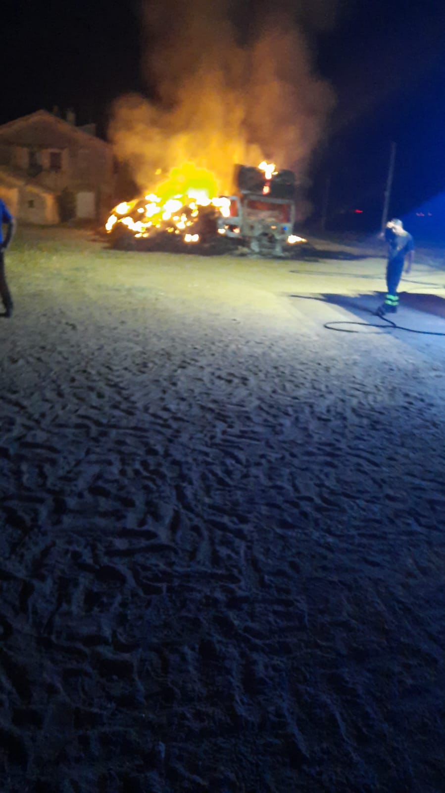 Cerveteri, va a fuoco tir carico di balle di fieno