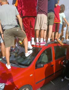 Calcio – Danneggiate alcune macchine durante l’attesa per l’arrivo di Lukaku (FOTO)