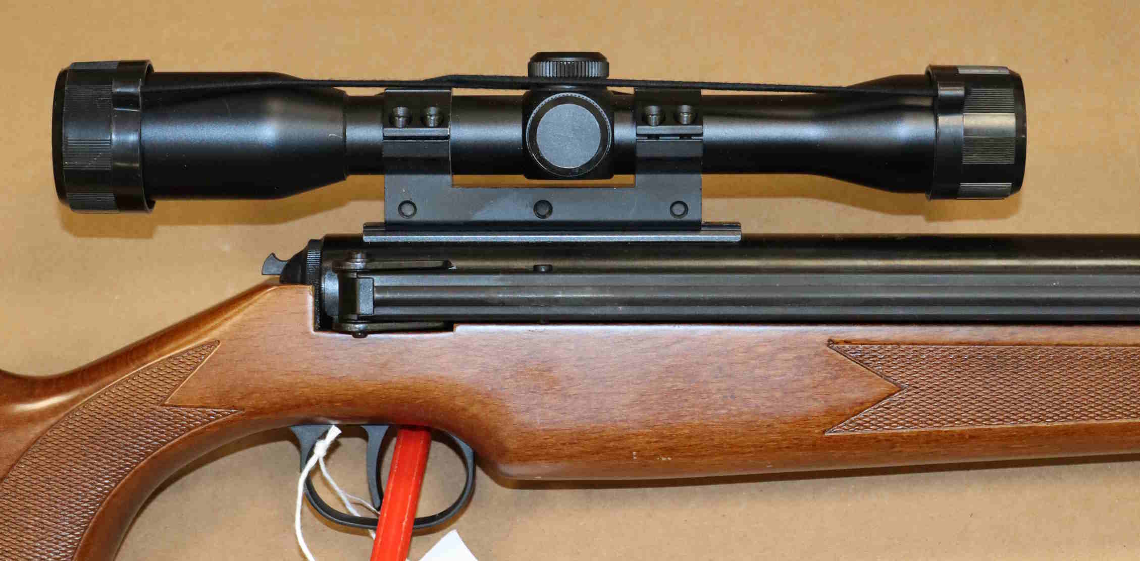 San Giorgio a Liri – Colpisce con fucile a aria dj e comico a festa paese, ricercato