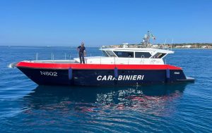 Bracciano, bloccato dal vento forte in mezzo al lago: surfista salvato dai Carabinieri