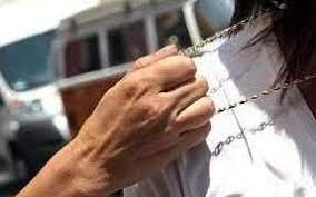 Anzio, scaraventano a terra una donna per rubarle la catenina. In manette un albanese e un’italiana