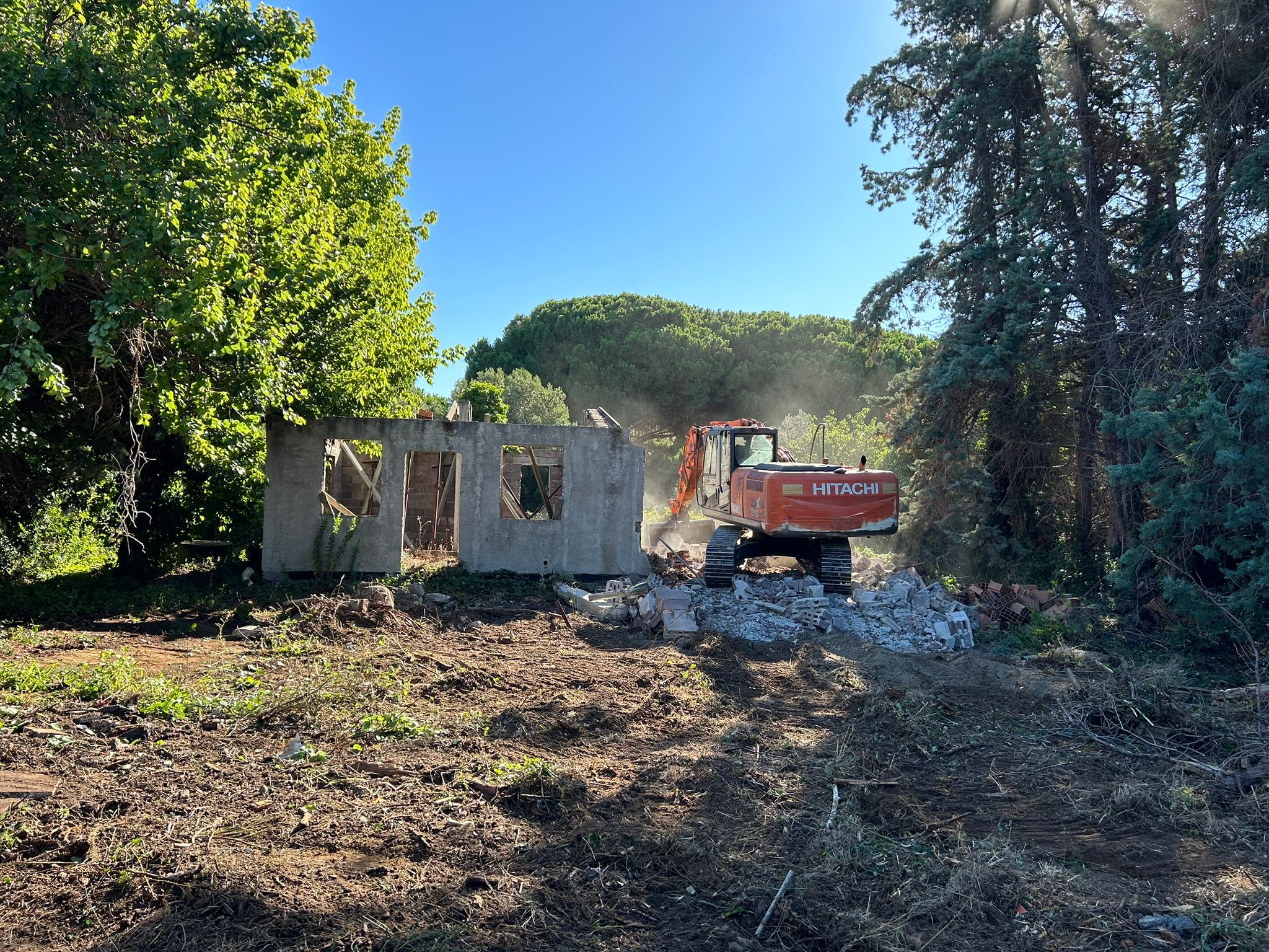 Tarquinia – Blitz all’alba a San Giorgio. Iniziata la demolizione delle case abusive