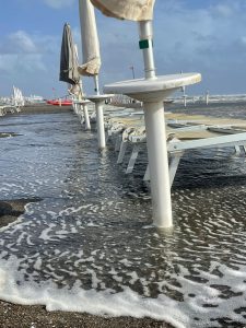 Fortissime raffiche di vento e violenta mareggiata colpiscono il litorale lazio nord (foto e video)