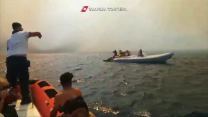 Incendio a Scopello, le immagini del rocambolesco salvataggio via mare