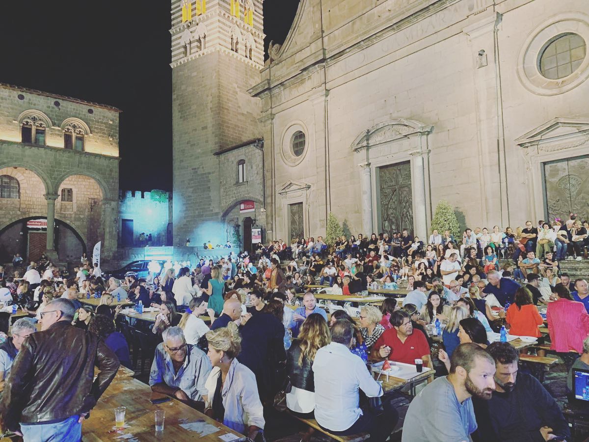 A Viterbo tornano le cene in piazza con i Facchini della Macchina di Santa Rosa