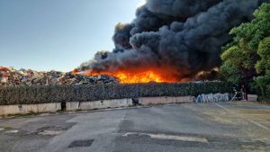 Incendio ad Ardea, Legambiente: “Ennesimo disastro ambientale causato dalla mala gestione dei rifiuti, sulla pelle delle persone”