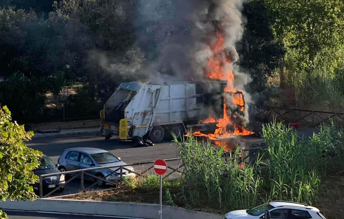Santa Marinella – Prima un botto poi le fiamme, distrutto compattatore di rifiuti