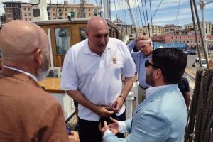 Il gigante e undici bambini: il ministro Crosetto a Civitavecchia sale a bordo di Nave Italia