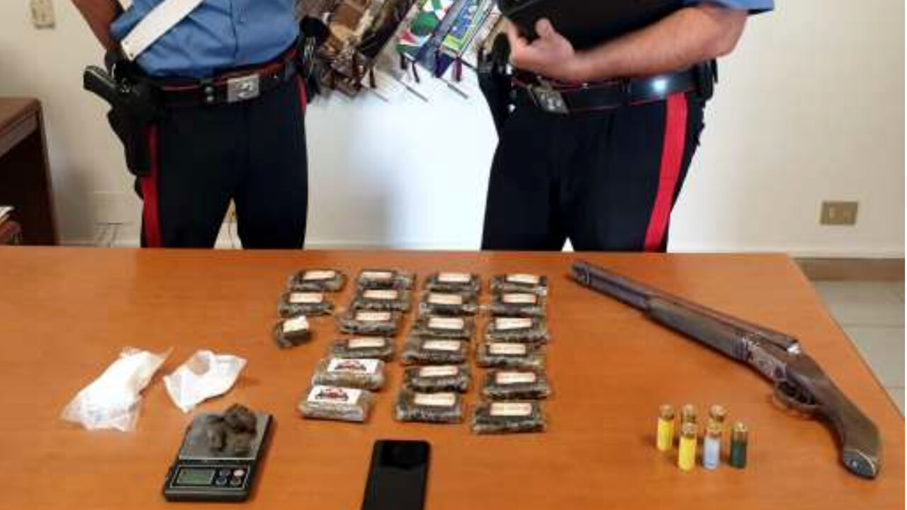 Santi Cosma e Damiano, trovato in casa con fucile e due chili di droga: arrestato 59enne