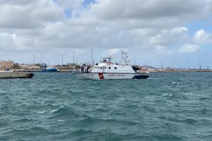 Fiumicino, barca a vela s’incaglia alla Fiumara: nonno e nipote salvati dalla Guardia costiera