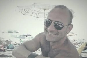 Cerveteri, si schianta contro un albero sulla Furbara-Sasso: muore a 48 anni Fabrizio De Angelis