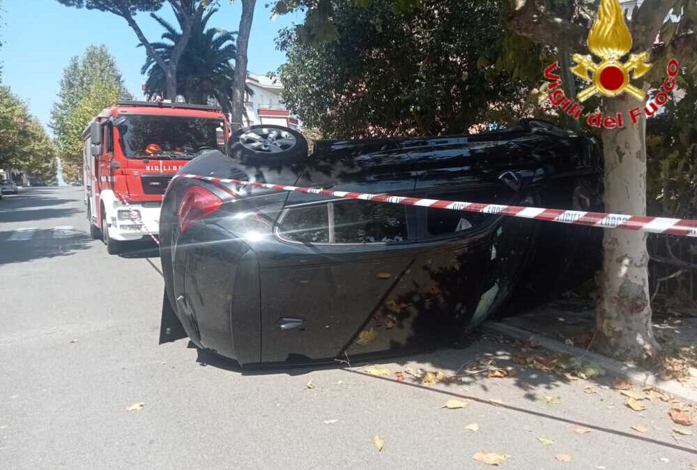 Santa Marinella, giovane perde il controllo dell’auto e si schianta contro un lampione