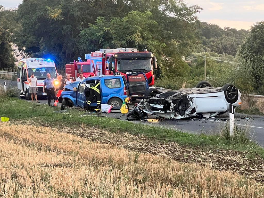 Montefiascone – Scontro frontale tra due auto