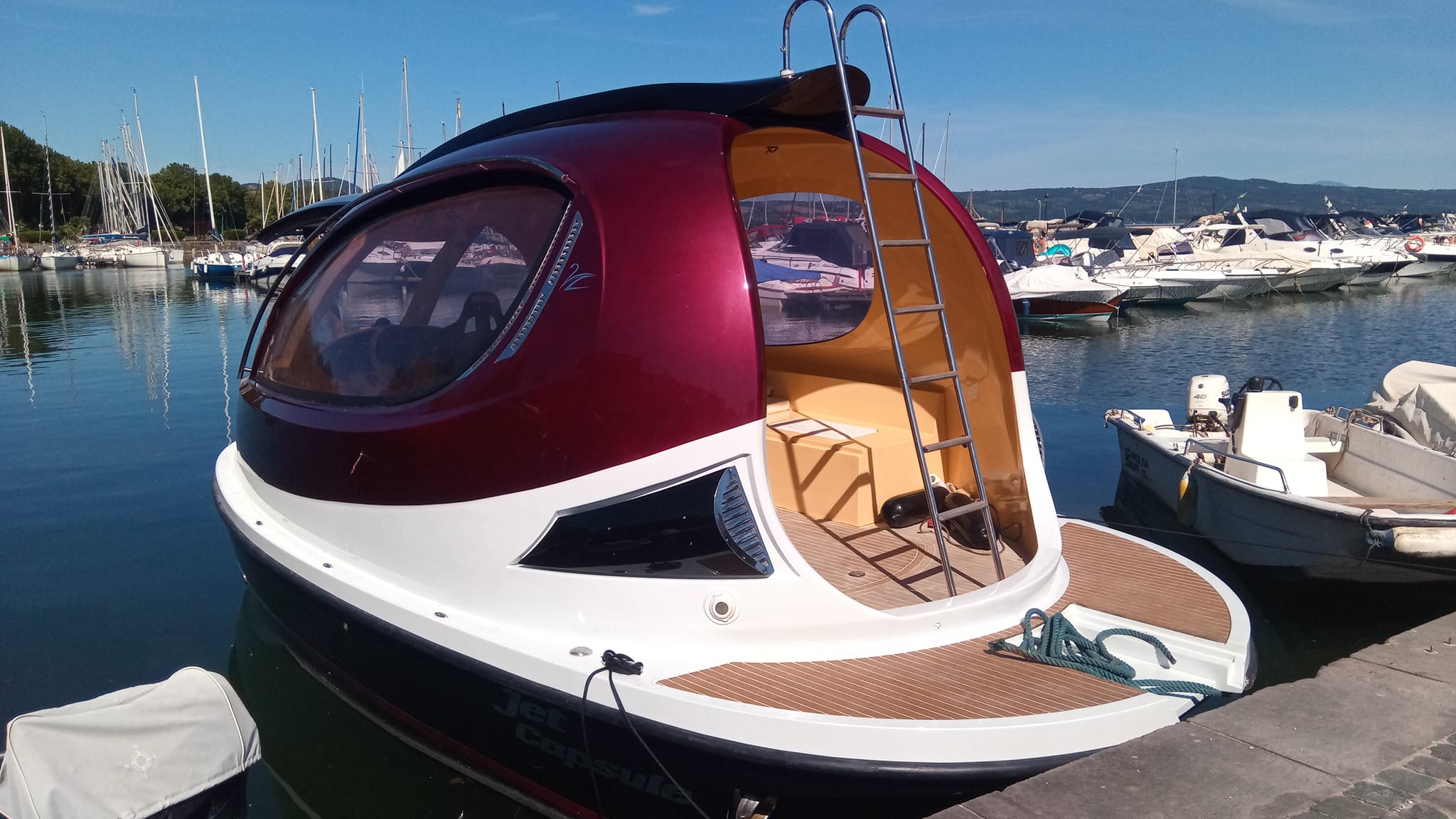 La Jet Capsule dell’architetto viterbese Lazzarini ormeggiata a Capodimonte
