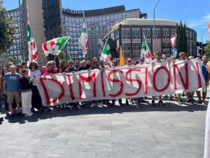 Lazio – Strage Bologna, manifestazione PD con bandiere e megafoni sotto sede regione per chiedere dimissioni De Angelis