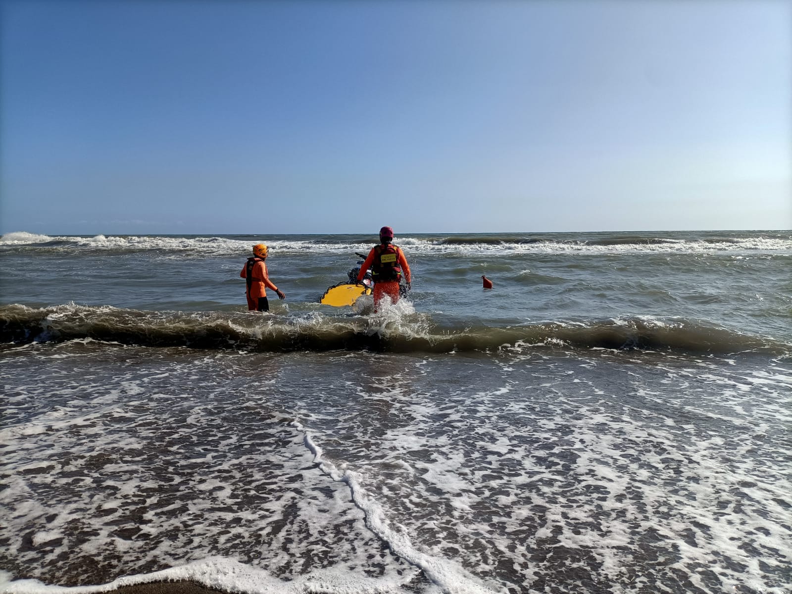 Montalto di Castro – Vigili del fuoco escono con moto d’acqua in aiuto dei bagnini “stremati” dai salvataggi