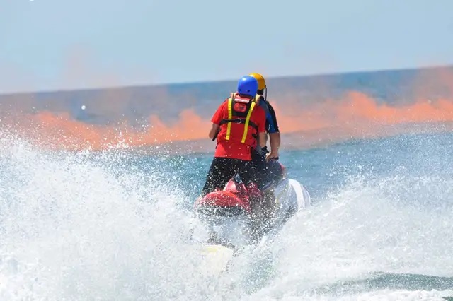Ladispoli, kitesurfer alla deriva: salvato dalla Protezione Civile