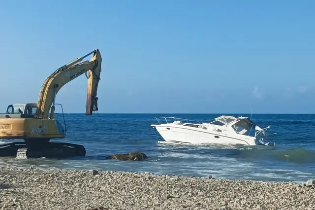 Civitavecchia, recuperato e portato a terra motoscafo alla deriva davanti alla Marina