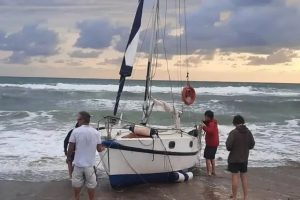 Maltempo, barca a vela naufraga a Campo di Mare: passeggeri salvati dallo staff dell’Ocean Surf