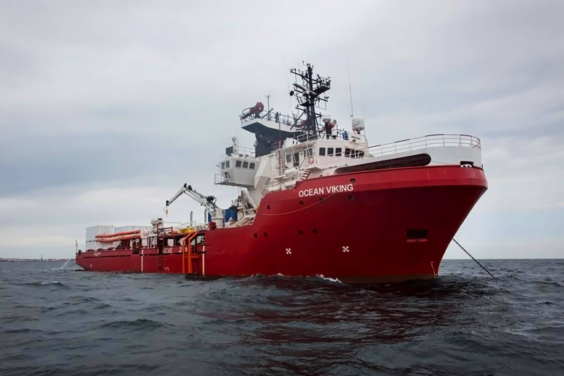 I 623 migranti soccorsi in mare dalla Ocean Viking saranno portati a Lampedusa e Civitavecchia