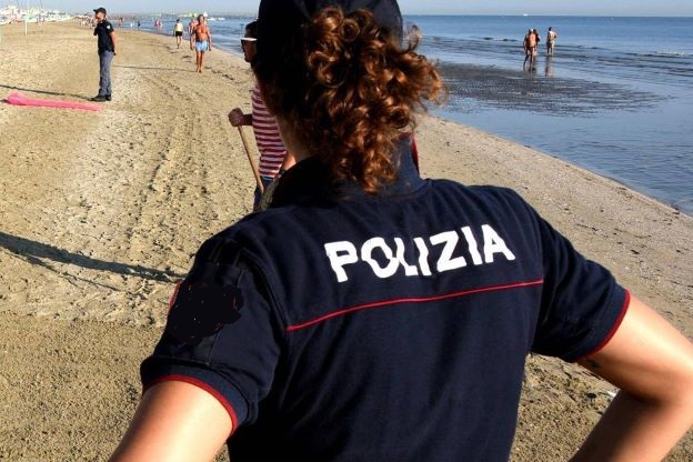 Guerra degli ombrelloni a Terracina, bagnino preso a testate da un turista