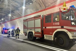 Rieti, auto si ribalta in galleria dopo collisione con camion: un ferito