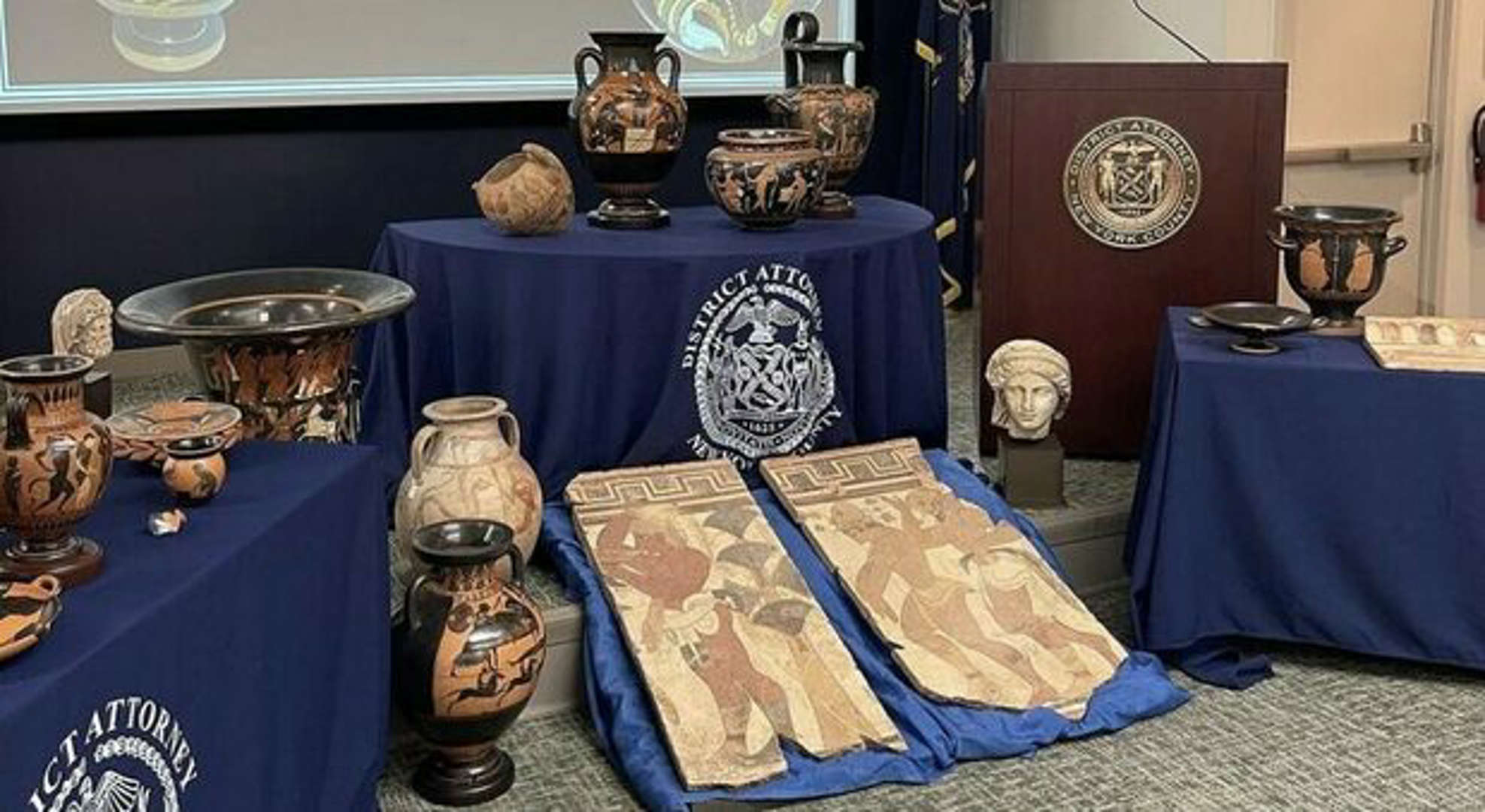 New York restituisce all’Italia 42 tesori Etruschi trafugati: i manufatti in oro risalgono al 600 a.C