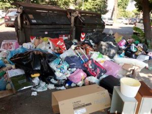 Roma – Trovata fra i rifiuti dall’Ama valigetta con 20 kg di droga: ipotesi di uno scambio saltato