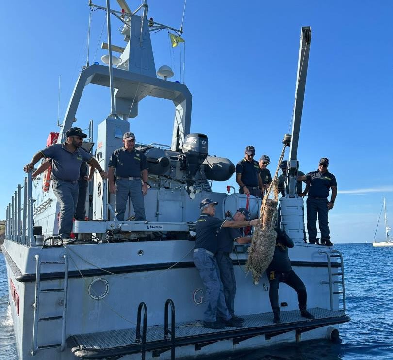 Ventotene – Antichissima anfora recuperata dalle Fiamme Gialle di Civitavecchia